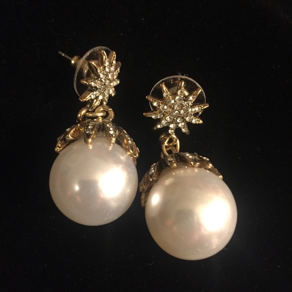 Spring Trend Alert! Large Pearl/Rhinestone Earring - Picture 3 of 6